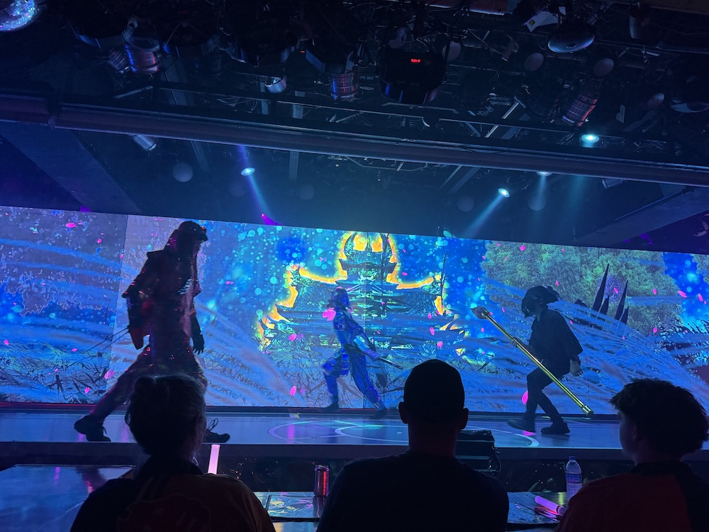 侍や忍者など、日本らしい世界観を現代的な演出で表現するステージ