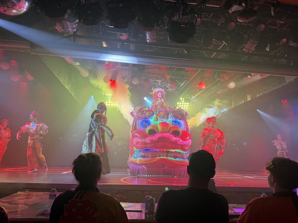 照明・音楽・大型オブジェが一体となった迫力満点のパフォーマンス