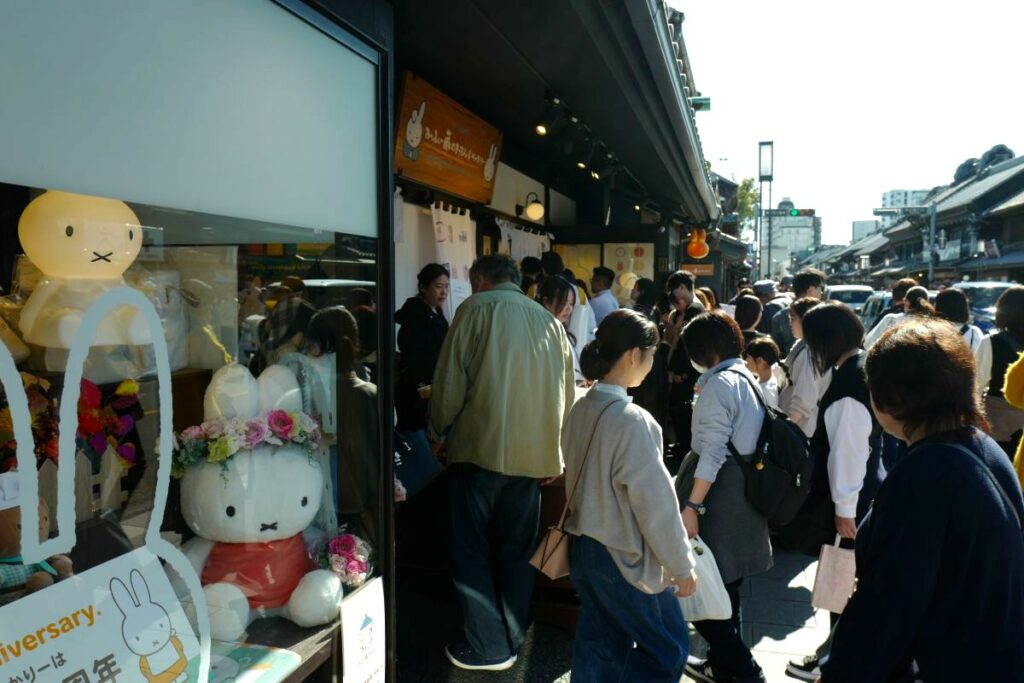 筆者が調査を行った川越にあるカフェ、大勢の人で賑わっている（筆者撮影）