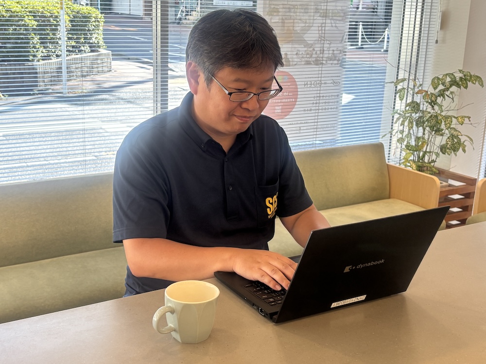 スポーツコミッションShizuokaの事務所で作業する相原さん