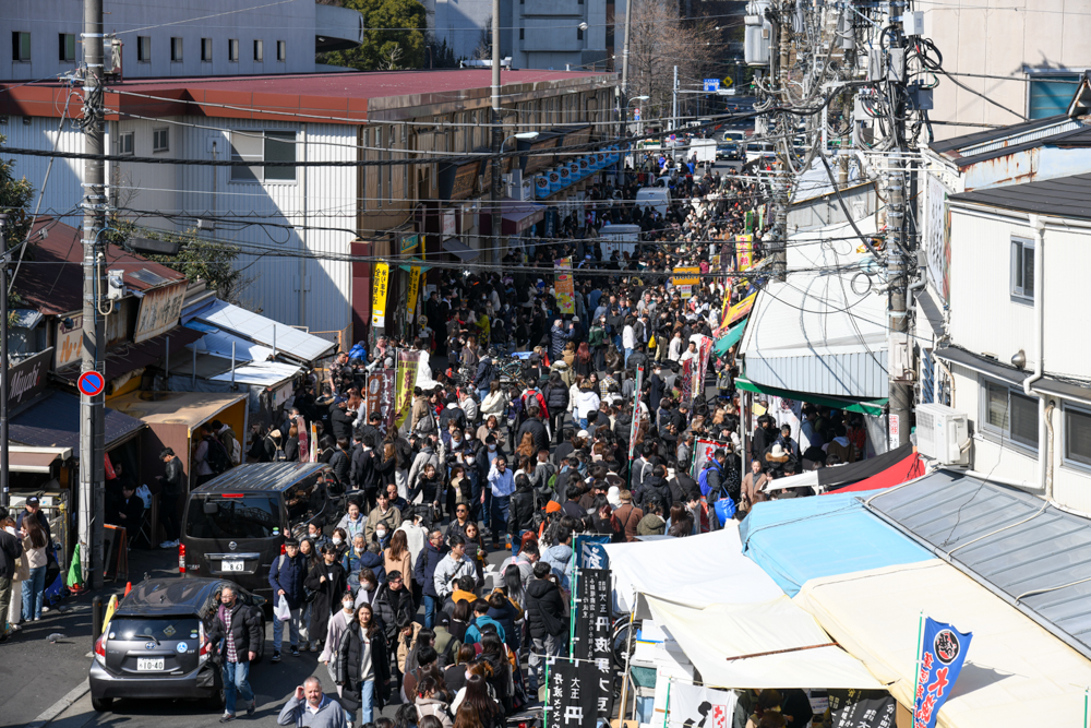 週末を中心に、連日多数の人でにぎわう築地場外市場。