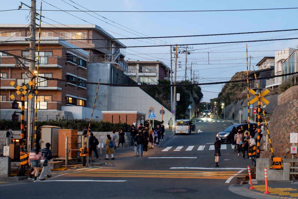 明確な入口が存在しないゆえ対策が難しい、江ノ島電鉄「鎌倉高校前駅」の踏切。