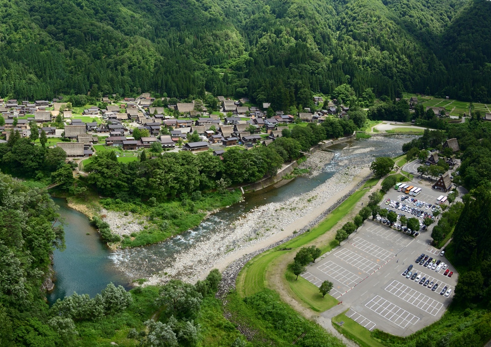 庄川を挟んで荻町集落の向かいにある村営駐車場。
