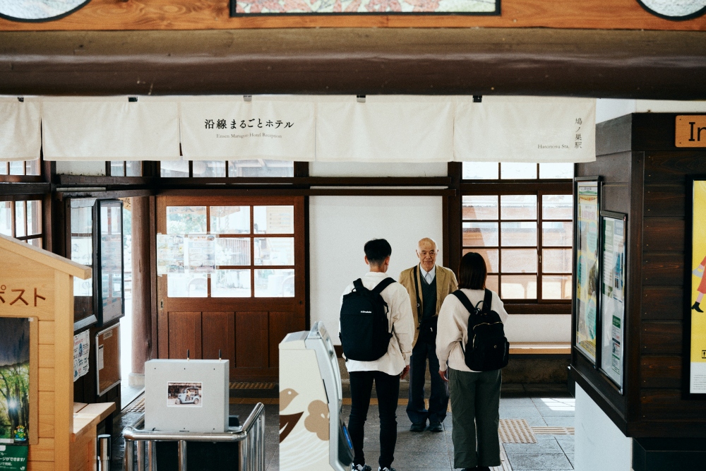 フロントでのチェックインの様子 ©️Daisuke Takashige