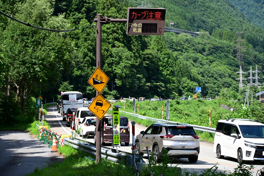 白川郷に向かう車が鈴なりになった、高速インターチェンジからの渋滞。