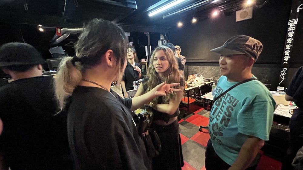 パフォーマンスを見たアーティストとの会話を楽しむ参加者