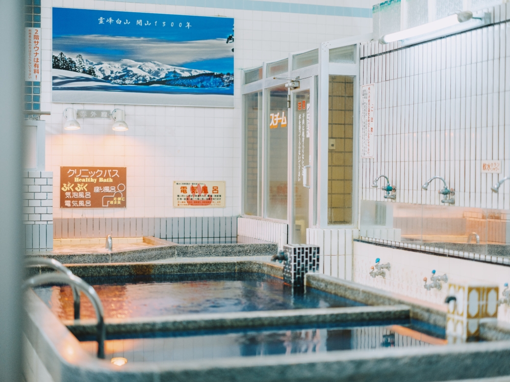 昭和33年から続く、布施商店街の銭湯「戎湯」。ホテルの大浴場として宿泊者も利用できる
