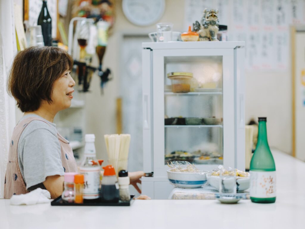 地域の常連さんにも、宿泊客にも愛される「立呑み処 おおにし」