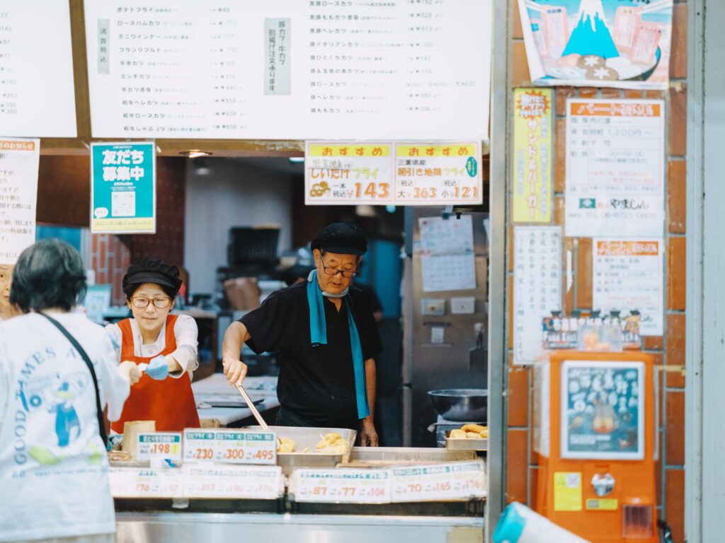 “なにわコロッケ”が名物の老舗精肉店「肉のやまじん」