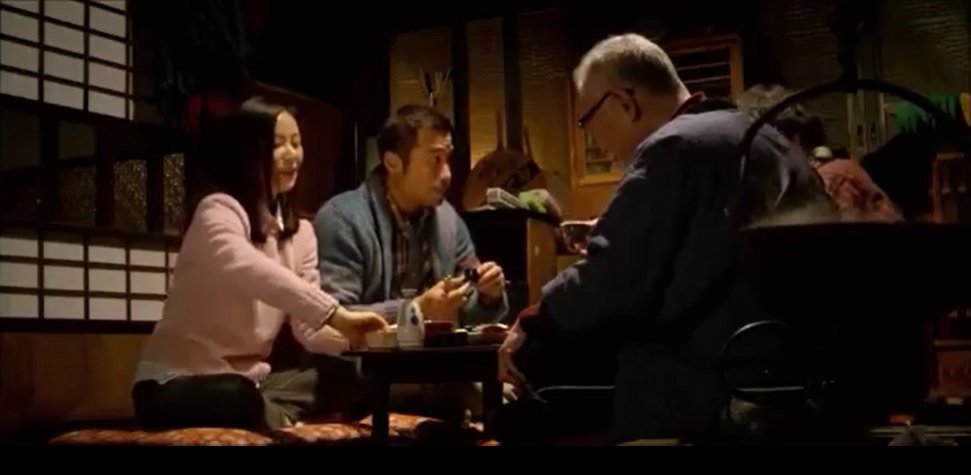 日本酒の熱燗を酌み交わしながら、老夫婦の思い出話を聞くふたり