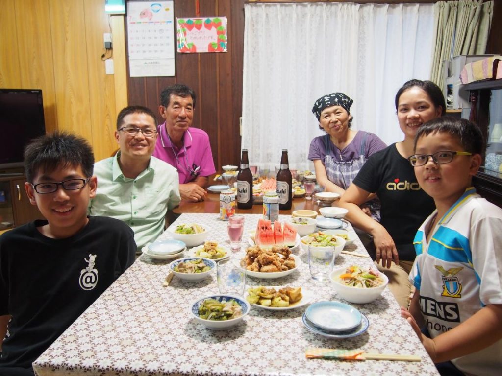 民泊先のキッチンで家族と一緒につくった夕食を楽しむ 